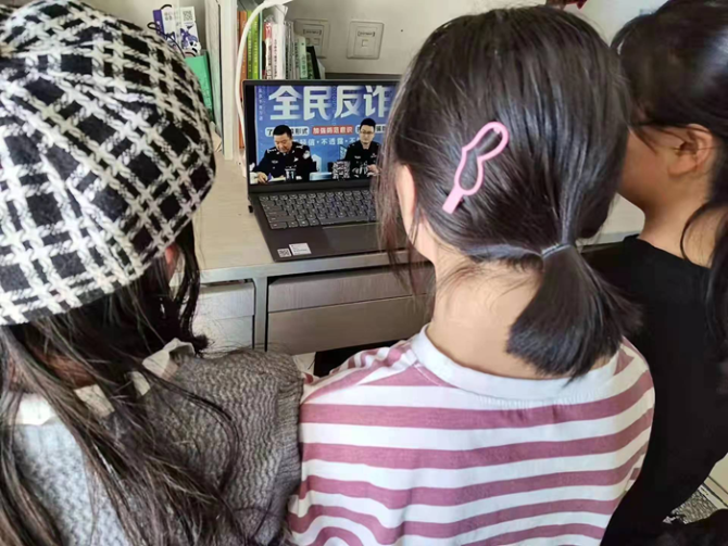 昆明经开警方联合“昆明警方发布”开展“校园反诈法制课堂”抖音专题直播休闲区蓝鸢梦想 - Www.slyday.coM