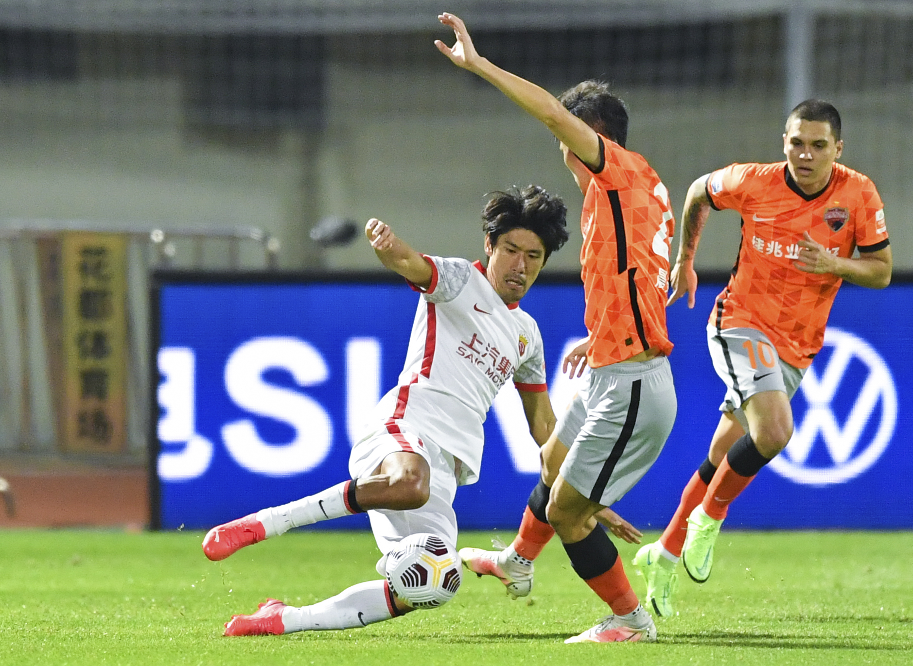 足球——中超:上海海港队胜深圳队|上海市|深圳队|中超_新浪新闻