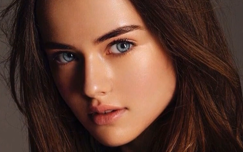 这薄厚适中的唇,这蓝绿色瞳孔,如果让橘长这样,上厕所我都不带关门的!