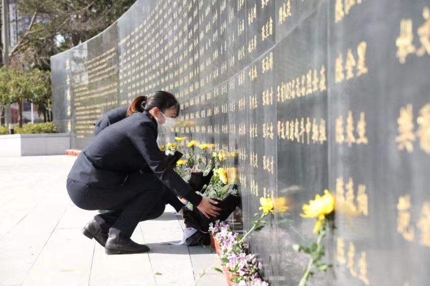弘扬英烈精神，告慰英烈忠魂！浦东新区今天举行26位烈士骨灰集中安葬仪式休闲区蓝鸢梦想 - Www.slyday.coM