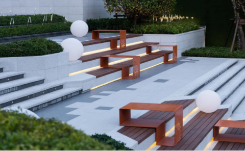 亲水台地广场台阶采用整块花岗岩石砌筑,局部加设竹木防腐木坐榻,面积