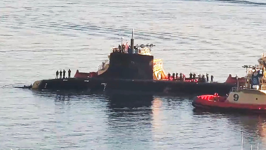 在南海"撞山"的美军核潜艇现身 艇首雷达罩撞没了