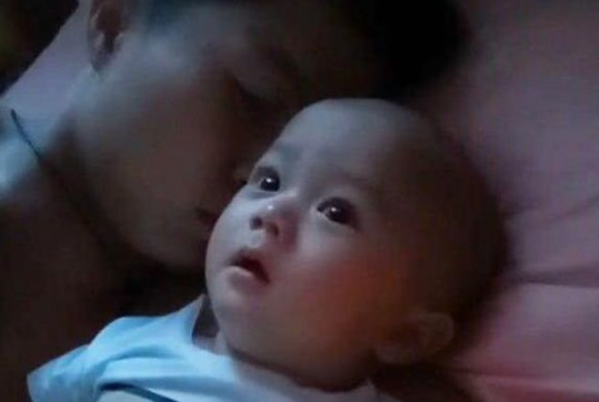 宝宝睡觉爱折腾?抬腿翻身闹不停都算睡眠倒退,要学会调整休闲区蓝鸢梦想 - Www.slyday.coM 宝宝睡觉爱折腾?抬腿翻身闹不停都算睡眠倒退,要学会调整休闲区蓝鸢梦想 - Www.slyday.coM