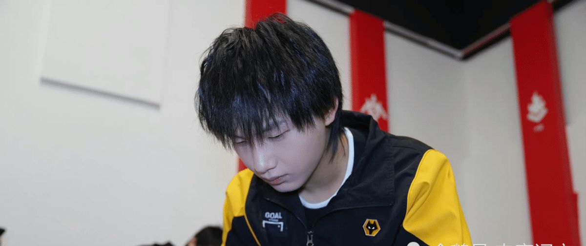 kpl的边路fly高清镜头下的帅气照片令人印象深刻