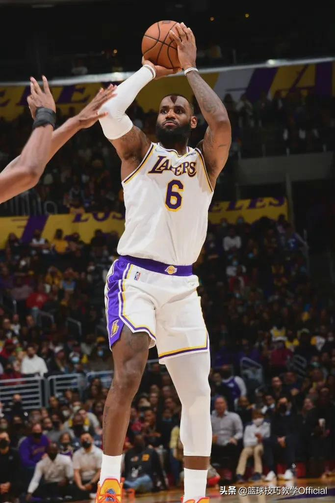 湖人大胜魔术詹姆斯持续巅峰表现你敢相信他是37岁吗