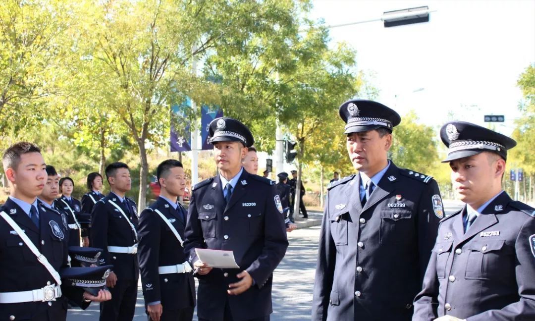 衣容不整态度粗暴！重庆某派出所副所长威胁市民，被停职冤不冤？休闲区蓝鸢梦想 - Www.slyday.coM