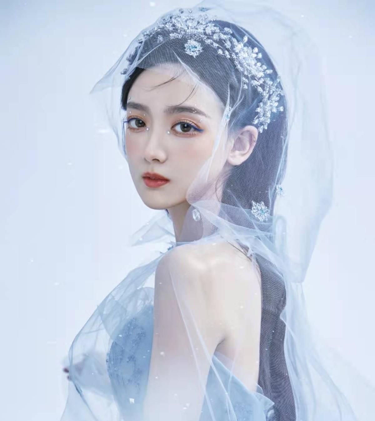 杨超越满脸认真加buff许君聪化身刘海柱kpl灵儿黑纱薄裙出圈