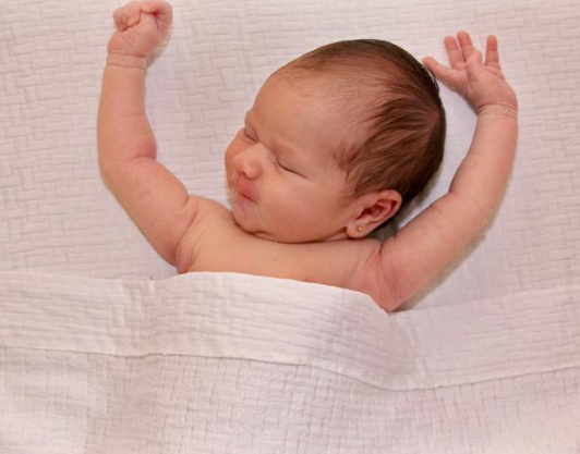 宝宝睡觉爱折腾?抬腿翻身闹不停都算睡眠倒退,要学会调整休闲区蓝鸢梦想 - Www.slyday.coM 宝宝睡觉爱折腾?抬腿翻身闹不停都算睡眠倒退,要学会调整休闲区蓝鸢梦想 - Www.slyday.coM