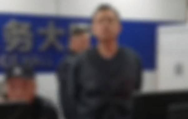 衣容不整态度粗暴!重庆某派出所副所长威胁市民,被停职冤不冤?休闲区蓝鸢梦想 - Www.slyday.coM 衣容不整态度粗暴!重庆某派出所副所长威胁市民,被停职冤不冤?休闲区蓝鸢梦想 - Www.slyday.coM