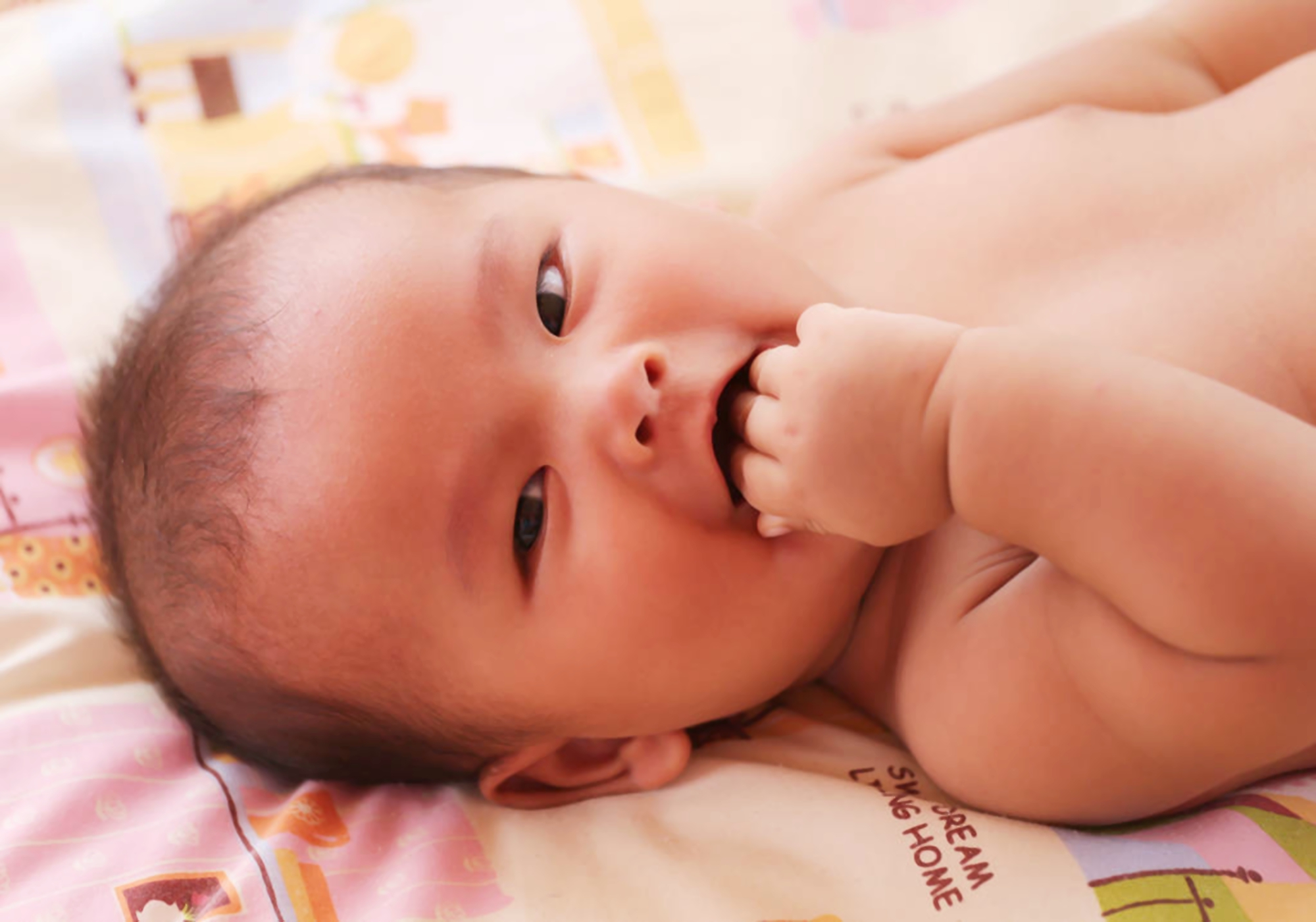 宝宝睡觉爱折腾?抬腿翻身闹不停都算睡眠倒退,要学会调整休闲区蓝鸢梦想 - Www.slyday.coM 宝宝睡觉爱折腾?抬腿翻身闹不停都算睡眠倒退,要学会调整休闲区蓝鸢梦想 - Www.slyday.coM