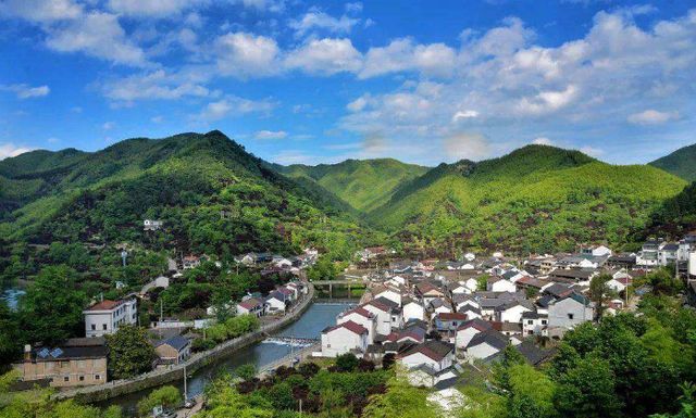 浙江余姚四明山镇有座古村,因溪而得名,丹枫古道美不胜收