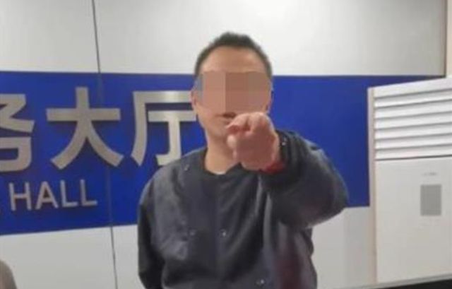 衣容不整态度粗暴!重庆某派出所副所长威胁市民,被停职冤不冤?休闲区蓝鸢梦想 - Www.slyday.coM 衣容不整态度粗暴!重庆某派出所副所长威胁市民,被停职冤不冤?休闲区蓝鸢梦想 - Www.slyday.coM