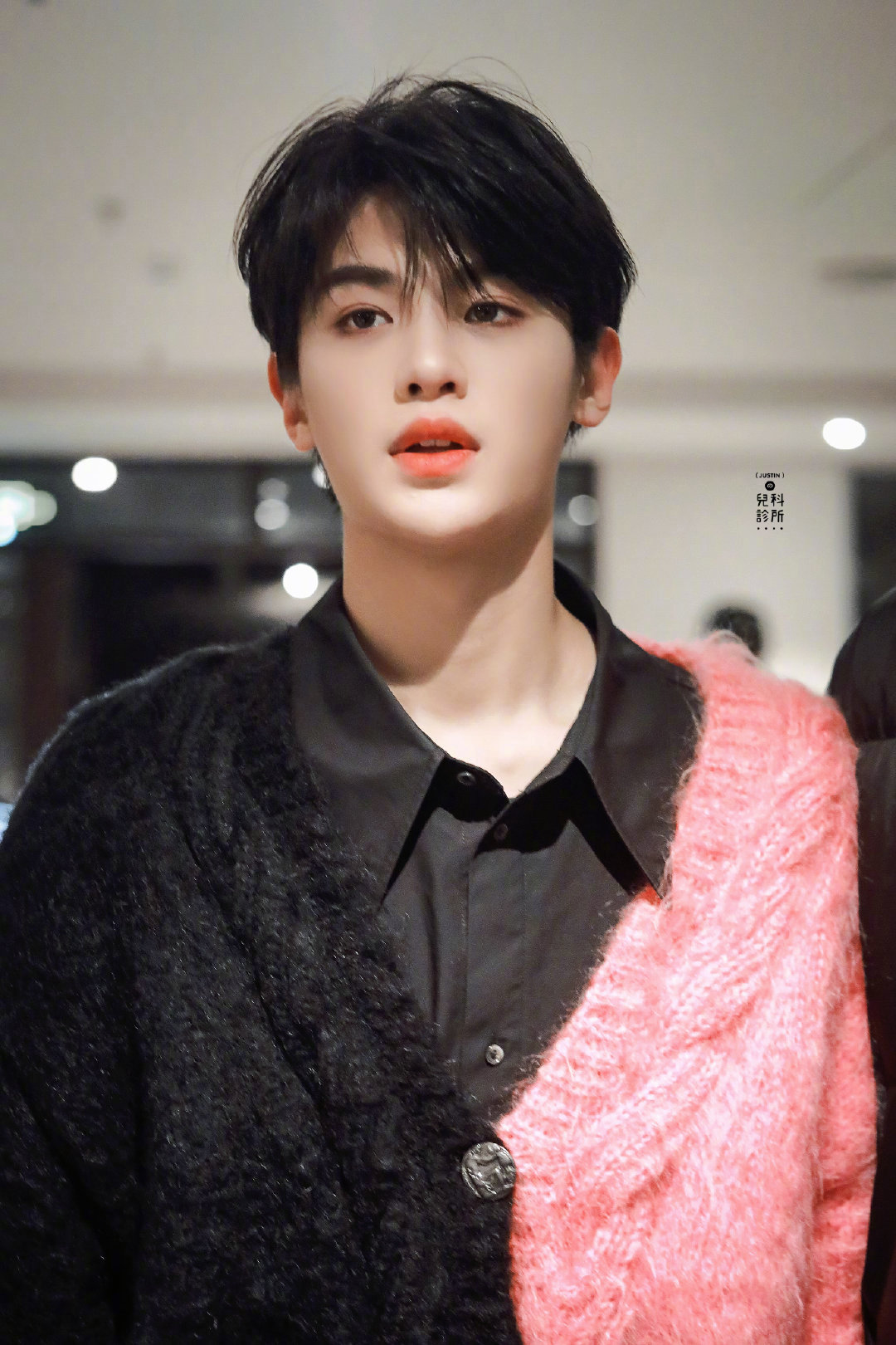 黄明昊怎么越长越幼啊橱窗里精致的洋娃娃软软糯糯太可爱了