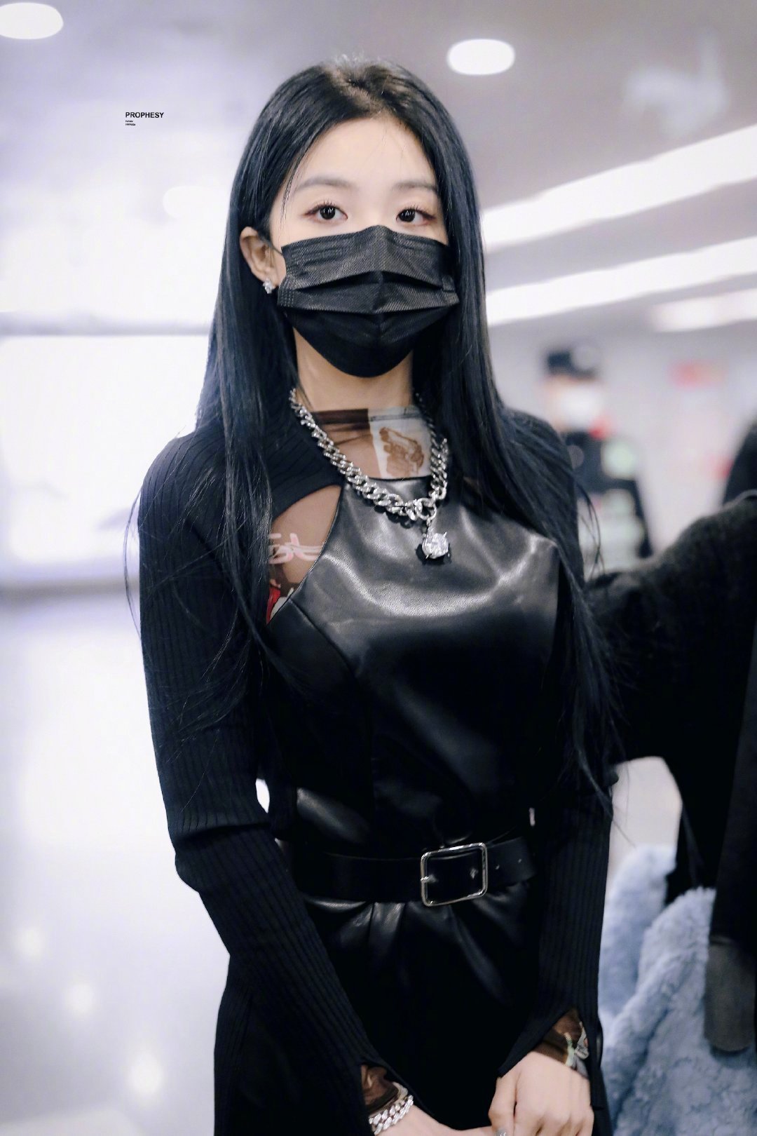 喻言今日机场饭拍 all black造型黑长直yyds!