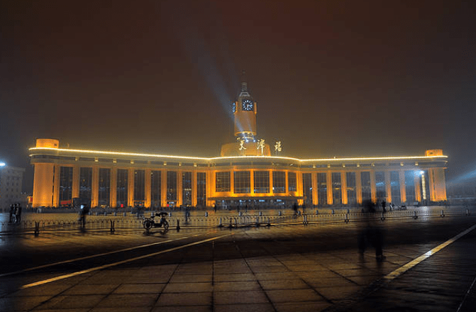 清朝初年沿用天津卫,雍正三年改卫为州,九年改设天津府.