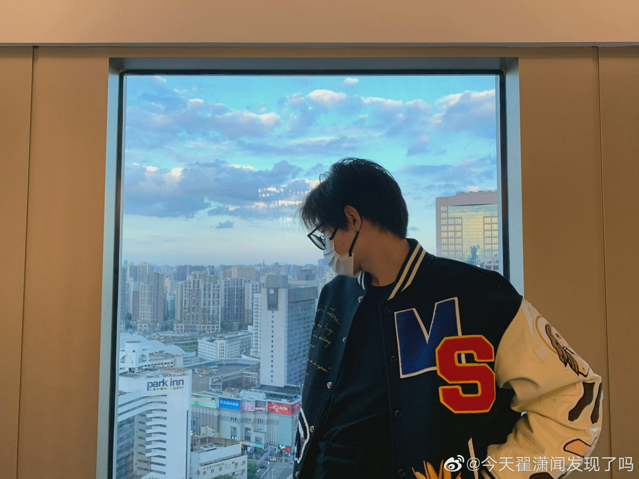 翟潇闻帅哥就是要多发照片让大家多看的啊棒球服 运动风boy