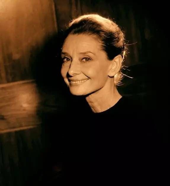 1953年26岁的纪梵希第一次见到24岁的赫本不婚不娶守护她46年