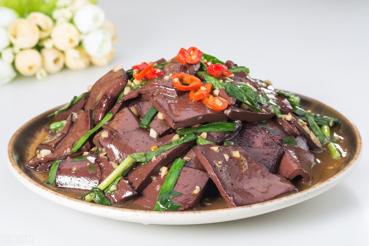 第4道:韭菜炒鸭血蒸过之后的酥肉更加软糯好吃,嫩滑爽口,肥而不腻.