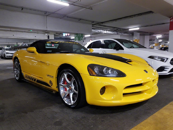道奇dodgevipersrt10roadster这颜色配这车真漂亮