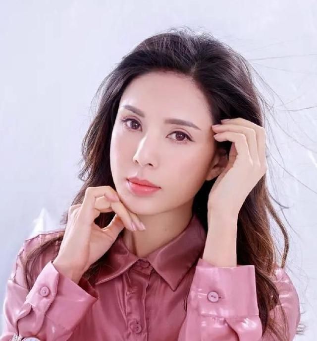 李若彤的眼睛是非常有古典韵味的,虽然说李若彤的卧蚕不是很饱满,但是