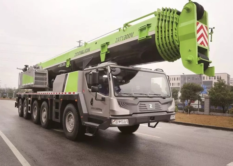 能够吊起上千吨的重物,它就是来自于中联重科的zat18000h,就连制造业