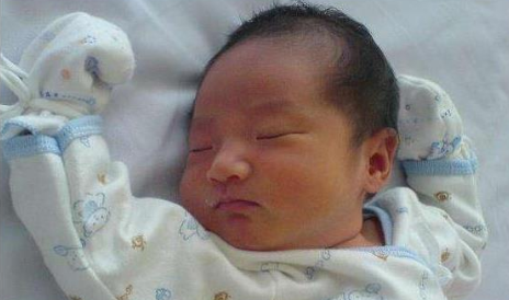 宝宝睡觉爱折腾？抬腿翻身闹不停都算睡眠倒退，要学会调整休闲区蓝鸢梦想 - Www.slyday.coM