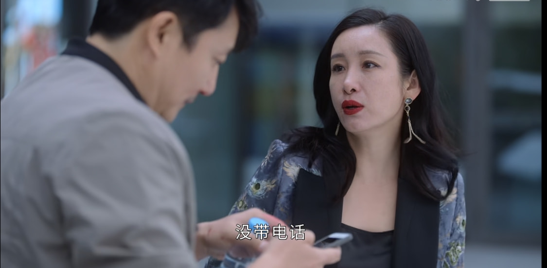 和自身优越感的展示,想当年李萍的父亲就是在金波的父亲手下干活,从