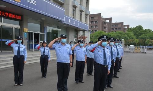 衣容不整态度粗暴!重庆某派出所副所长威胁市民,被停职冤不冤?休闲区蓝鸢梦想 - Www.slyday.coM 衣容不整态度粗暴!重庆某派出所副所长威胁市民,被停职冤不冤?休闲区蓝鸢梦想 - Www.slyday.coM