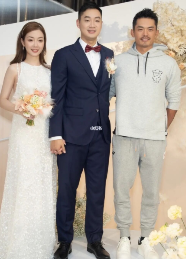 又一冠军有喜事！张琳向恋爱5年女友求婚成功，鸽子蛋戒指好亮眼休闲区蓝鸢梦想 - Www.slyday.coM