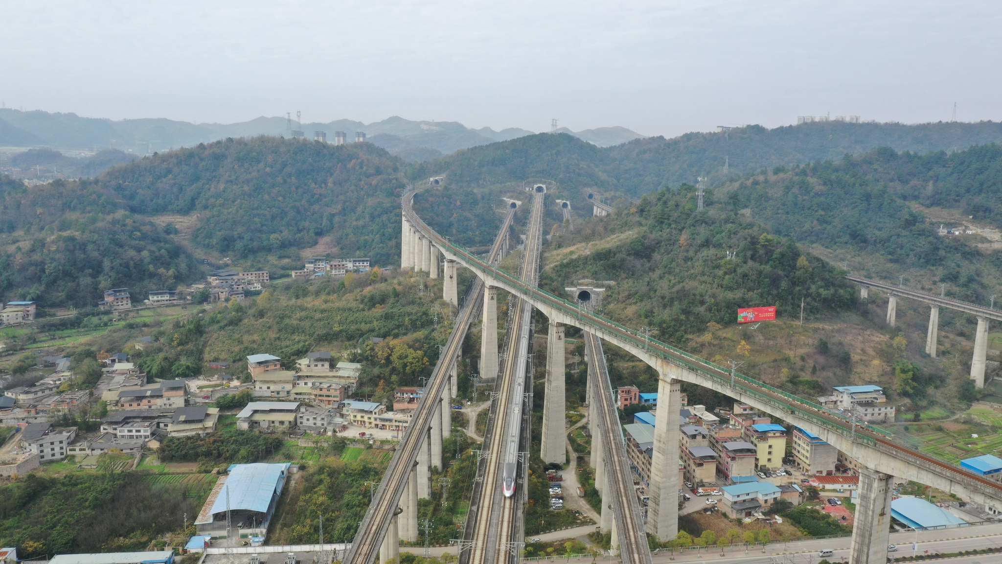 在贵阳市乌当区,高铁沪昆线,贵广客运专线,贵开城际客运专线的隧道和