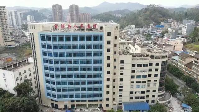 腮腺瘤的手术,这4项手术都填补了望谟县人民医院(这方面)的技术空白