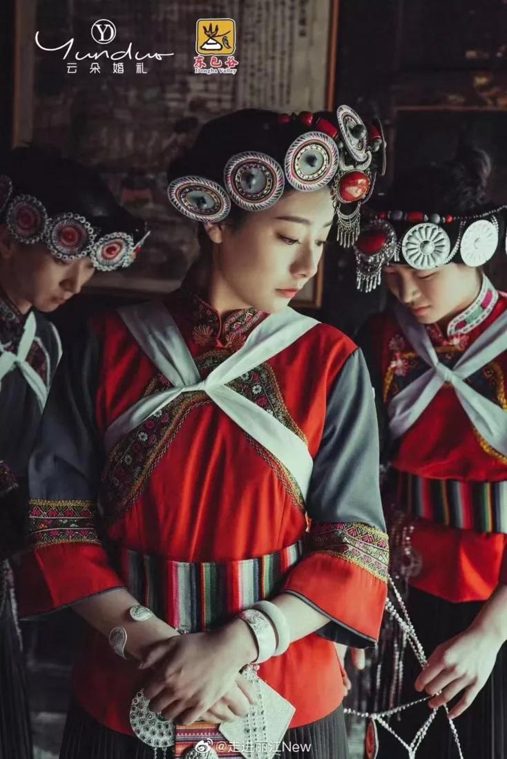 随着岁月不断更替,纳西族服饰也发生了很大的变化,比如在一席及地的白