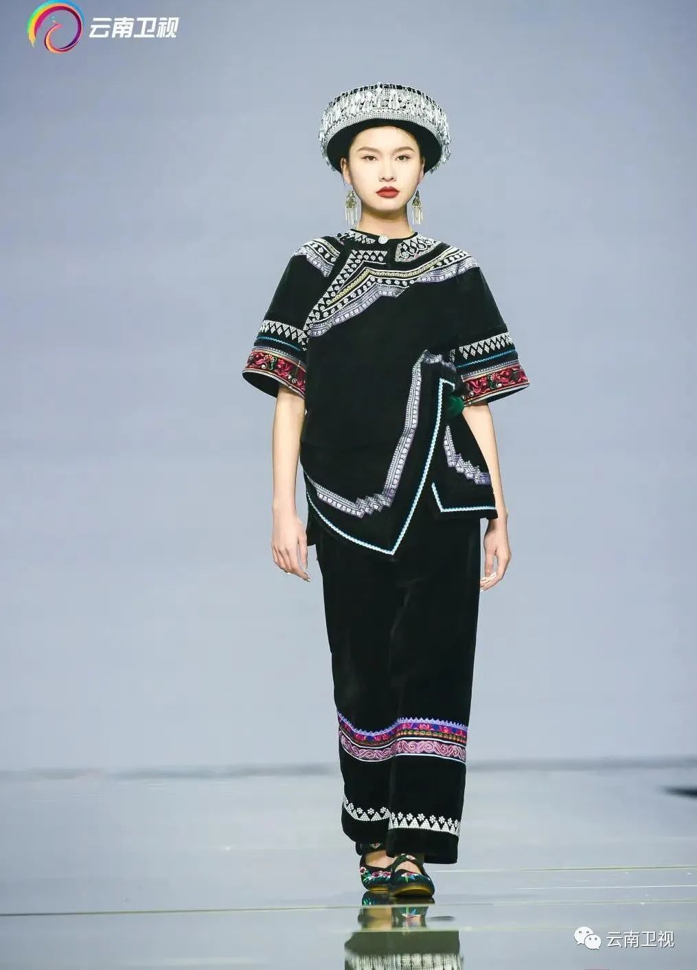 昆明民族时装周版纳红河齐赛装哈尼华服齐争艳