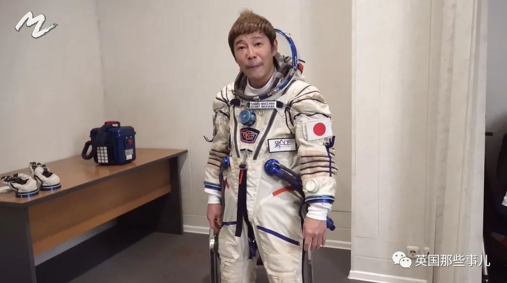 在宇航服上,有两根一粗一细的管子,前泽友作说粗的那根是用来通气的