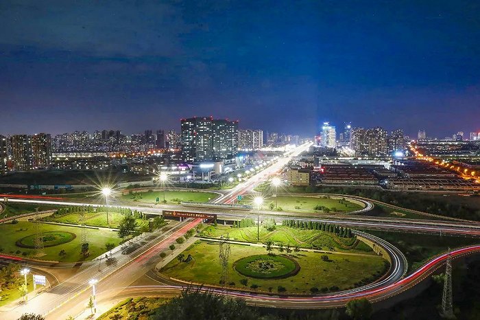 绕城高速实拍龙眠大道地铁站商业方面:附近有江宁万达和百家湖商圈等