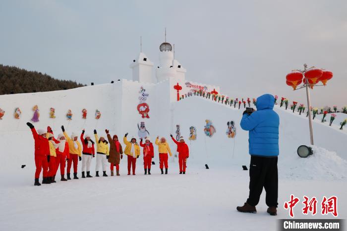 游客在雪堡前合影留念。吕阳 摄