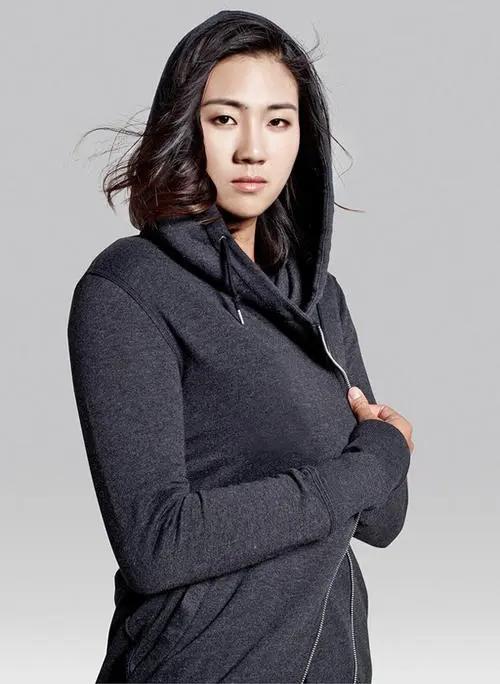 世界冠军张琳向薛晨求婚成功单膝下跪送钻戒相恋5年终圆梦