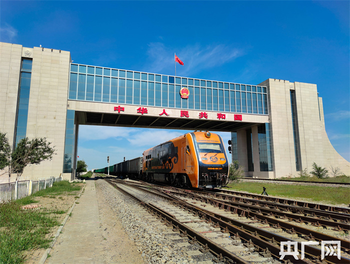 中欧班列驶过二连浩特国门(央广网发 呼和浩特海关供图)