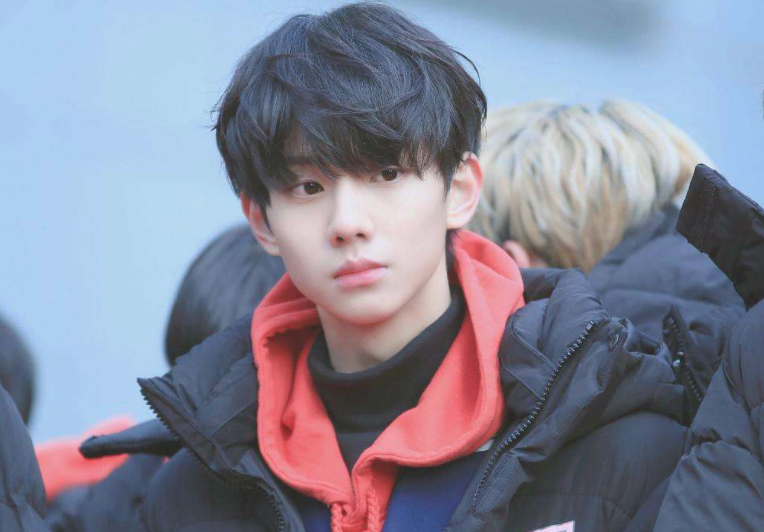 很适合各种奇奇怪怪的发色,当年参加过《高等rapper4》,一出场就以