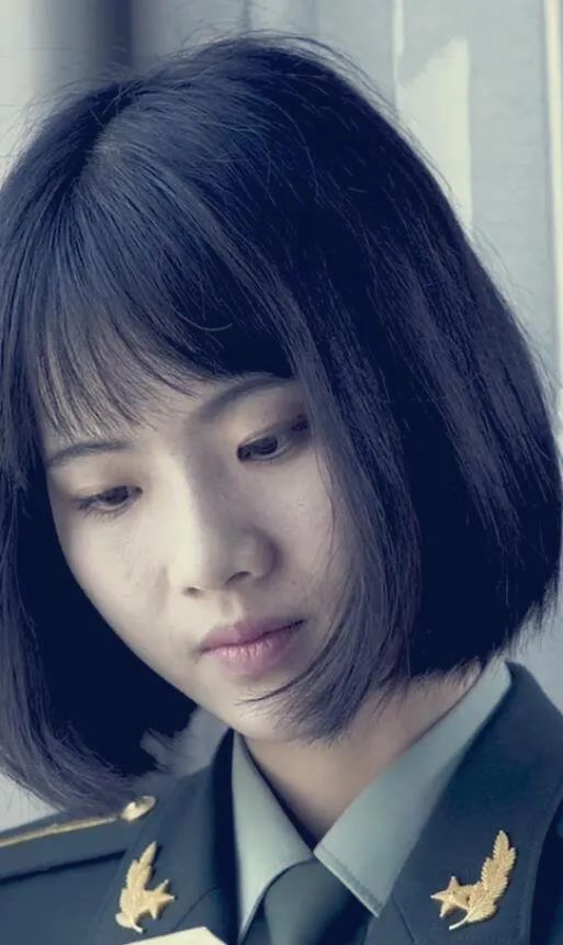 周芸新疆军区女子战炮班平均年龄不到22岁的女孩们驾驭数十吨重的远火