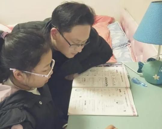博士虎爸逼5岁女儿学高数，妈妈急得向法院求援，网友：心疼孩子休闲区蓝鸢梦想 - Www.slyday.coM