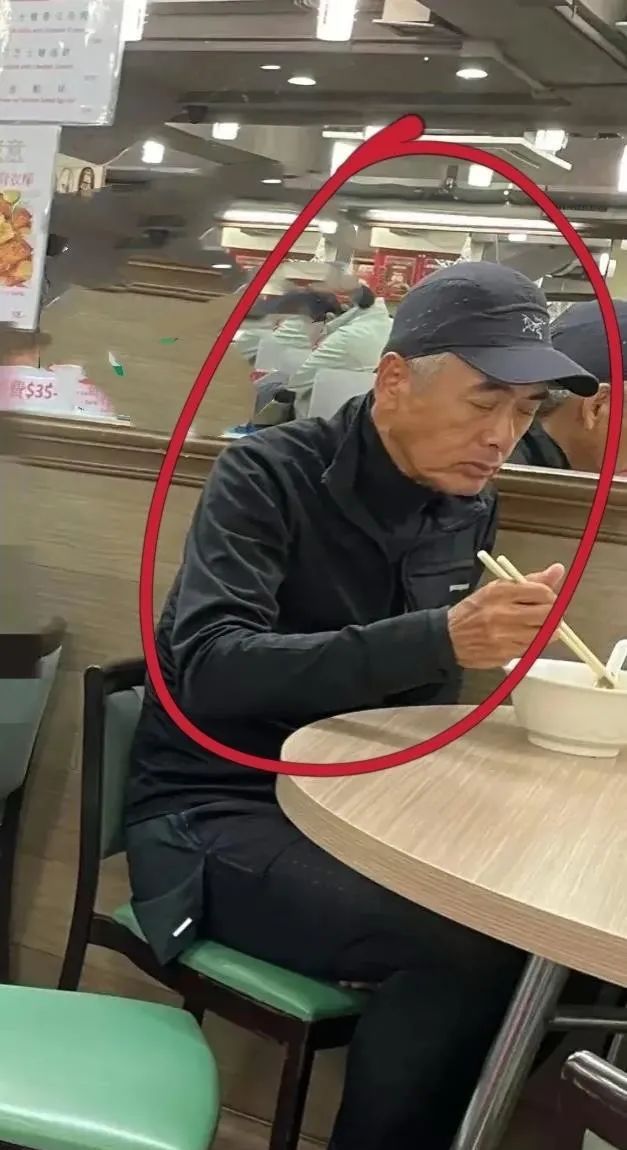偶遇周润发独自到面馆吃饭近照又老又瘦网友我们也在变老