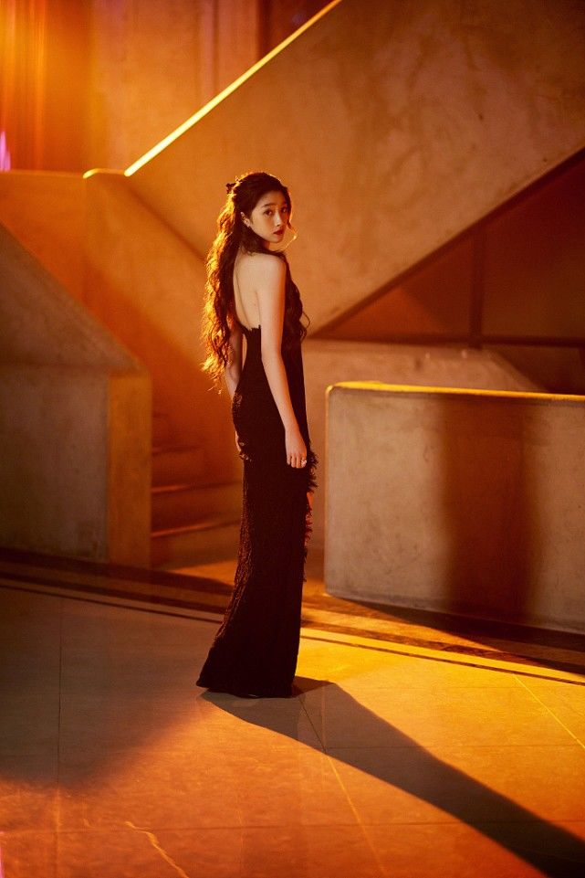 关晓彤穿黑色长裙背影杀绝了高挑身材看着真养眼气质也好