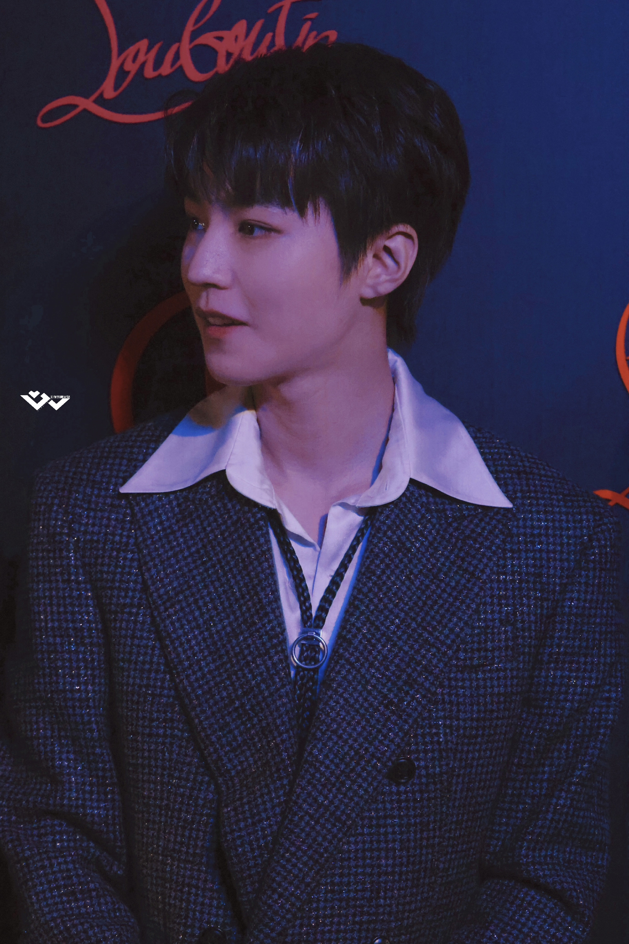 王俊凯今日活动饭拍图有以为王俊凯终于喝香槟了