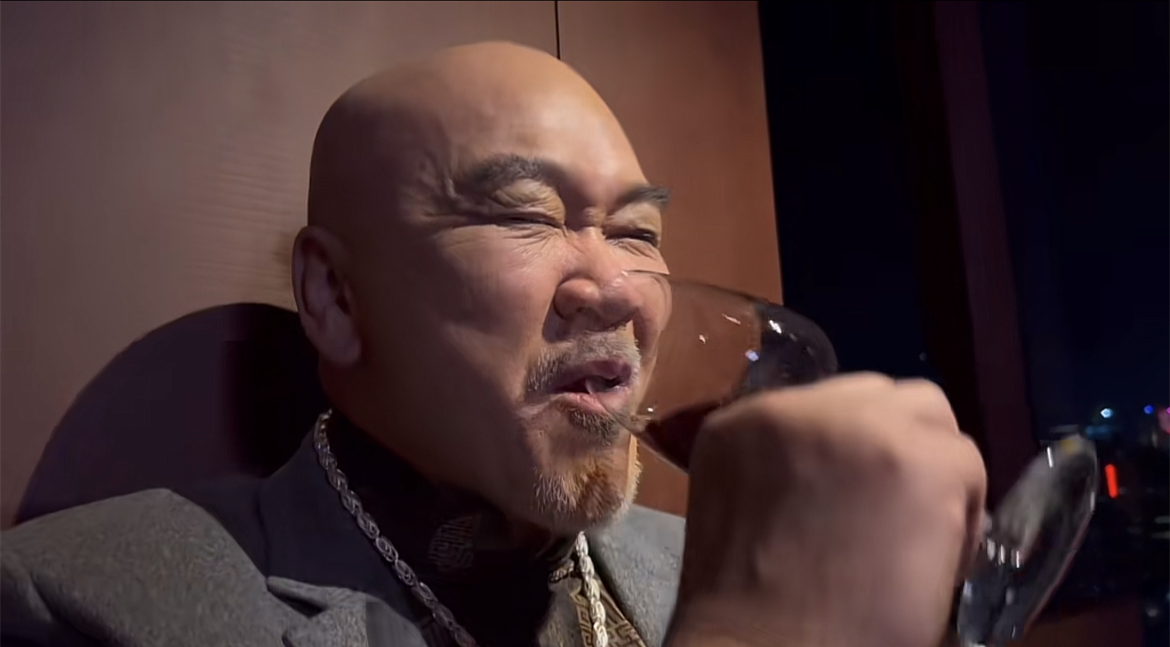 已经66岁的郑恕峰留着光头,穿着一身马褂,叼着雪茄,配上本就"恶人范