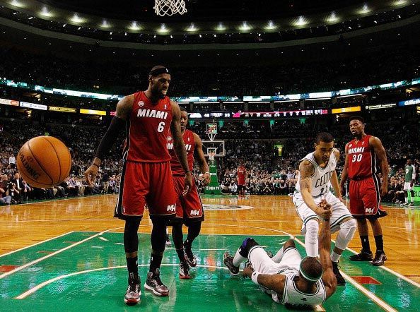 詹姆斯当年最恨的球员是谁？这幅图或许给出了答案休闲区蓝鸢梦想 - Www.slyday.coM