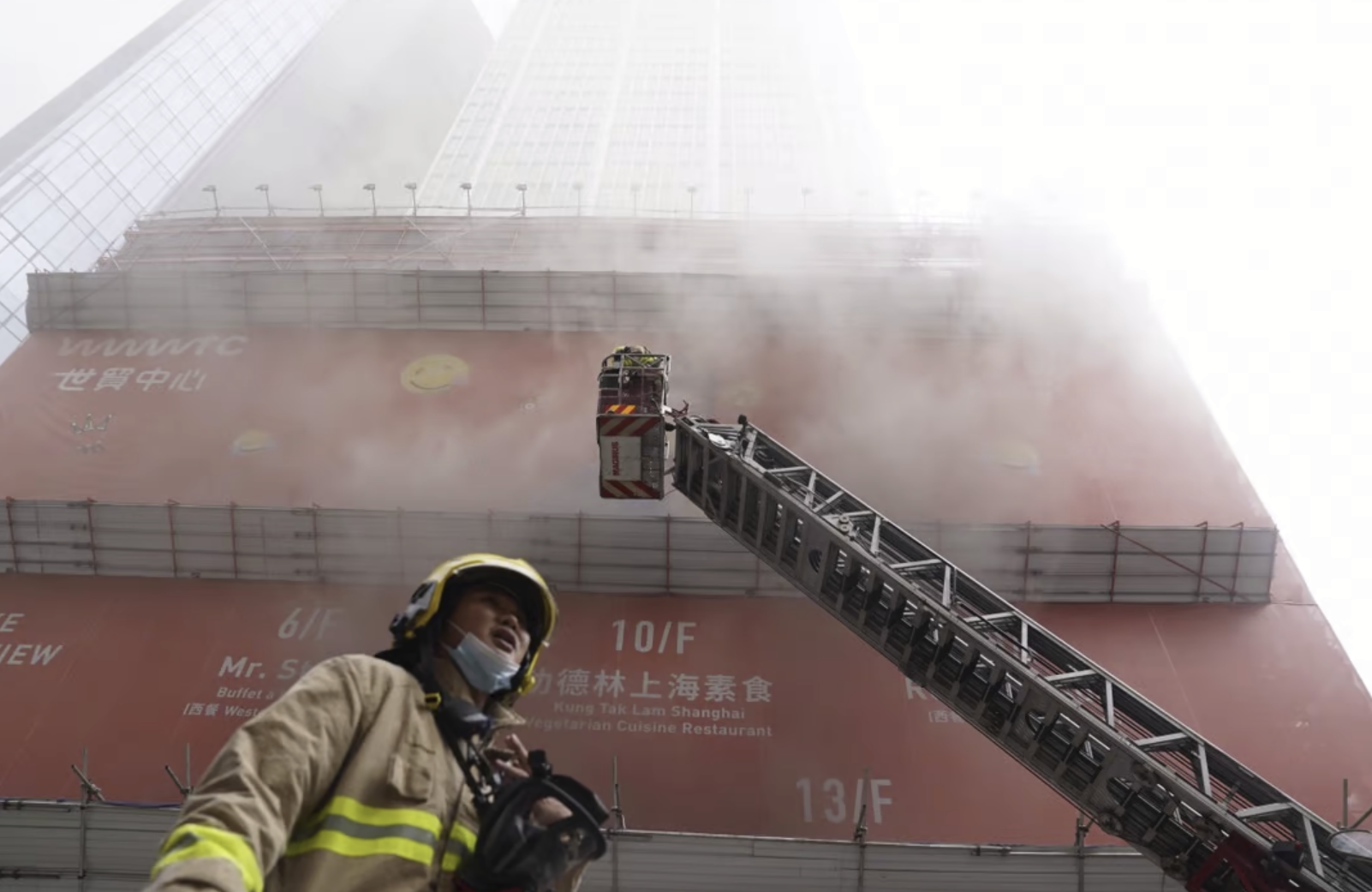 香港世贸中心发生大火数十人被困
