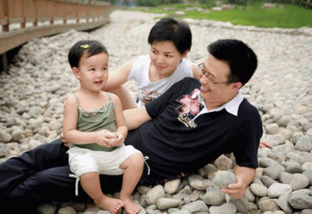 央视情痴白燕升用爱创造奇迹让瘫痪妻子康复下地怀孕生子