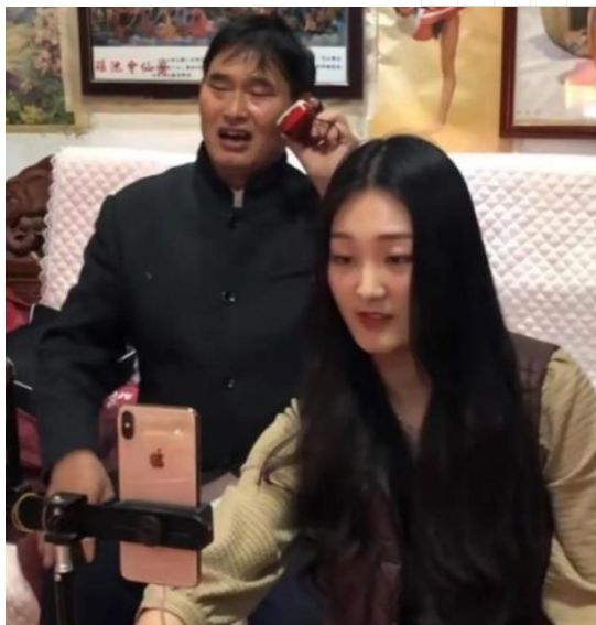 陈亚男官宣做公益后,大衣哥否认为儿子征婚,被人误解很委屈休闲区蓝鸢梦想 - Www.slyday.coM 陈亚男官宣做公益后,大衣哥否认为儿子征婚,被人误解很委屈休闲区蓝鸢梦想 - Www.slyday.coM