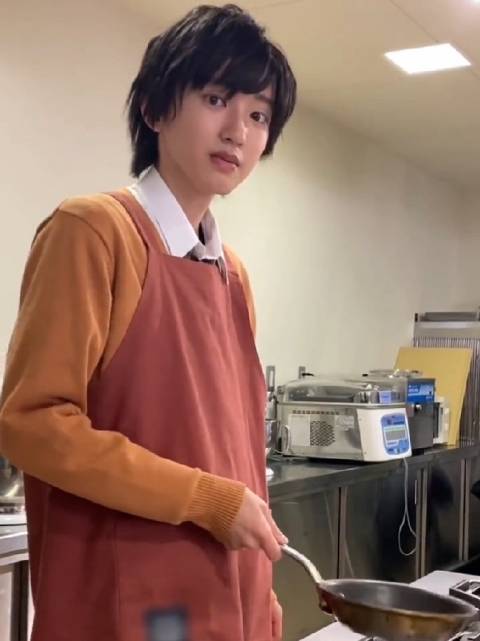 官推发的道枝骏佑目黑莲新视频小情侣做饭饭